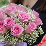 Маленькое фото 3: Букет из 13 розовых роз и гипсофил