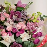 Маленькое фото 3: Букет из роз, орхидей, лизиантусов, вероники «Секретный сад»