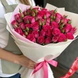 Маленькое фото 1: Букет из 25 кустовых малиновых роз в белой бумаге
