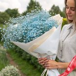 Маленькое фото 1: Букет из 19 голубых гипсофил в крафте