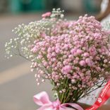 Маленькое фото 2: Букет из 7 розовых гипсофил с розовой лентой