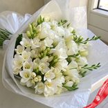 Маленькое фото 1: Букет из 51 белой фрезии в белой пленке