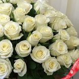 Маленькое фото 3: Букет из 75 белых роз в корзине, 50 см, Россия
