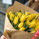 Маленькое фото 2: Букет из 20 желтых тюльпанов в крафте, Россия