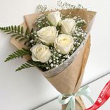 Маленькое фото 1: Букет из 5 белых роз с гипсофилой в крафте с лентой, 40 см, Эквадор