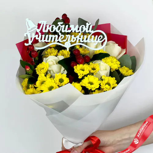 Школьный букет из белых роз и желтых хризантем
