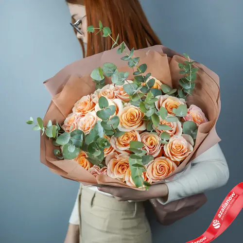 Букет из 21 коралловой розы и фисташки «Коралловый рай»