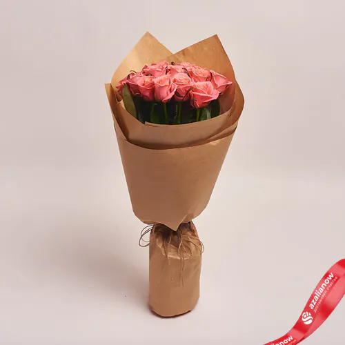 Букет из 15 коралловых роз в крафте