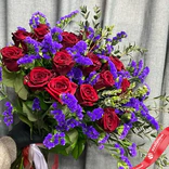 Фото флориста 2: Букет из красных роз и статицы «Стиль»