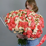 Маленькое фото 1: Огромный шикарный букет из 51 коралловой и 50 бежевых роз
