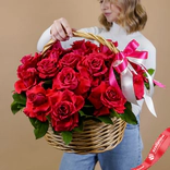 Маленькое фото 5: Акция! Букет из 35 красных роз в плетеной корзине