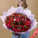 Маленькое фото 3: Огромный шикарный букет из роз, тюльпанов, альстромерий, гвоздик, ваксфловера