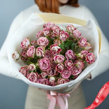 Маленькое фото 4: Букет из 19 кустовых сиреневых роз «Воображение»