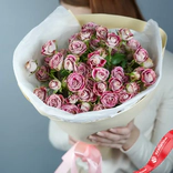Маленькое фото 5: Букет из 19 кустовых сиреневых роз «Воображение»