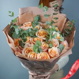 Маленькое фото 5: Букет из 21 коралловой розы и фисташки «Коралловый рай»