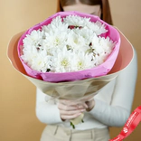 Маленькое фото 3: Букет из 5 белых кустовых хризантем в розовой бумаге «Верность»