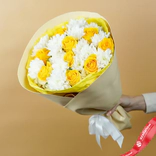 Маленькое фото 4: Букет из желтых роз и белых хризантем «Солнечные блики»
