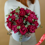 Маленькое фото 2: Акция! Букет из 19 красных роз «Искушение в коробке»