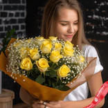 Маленькое фото 1: Букет из 15 желтых роз и гипсофил