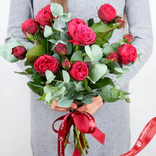 Маленькое фото 1: Букет из 5 красных кустовых пионовидных роз