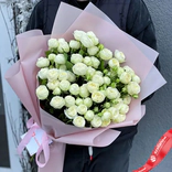 Маленькое фото 2: Букет из 13 кустовых пионовидных белых роз в розовой пленке