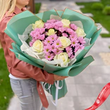 Маленькое фото 1: Букет из 7 белых роз и 5 розовых хризантем «Цветочное волшебство»
